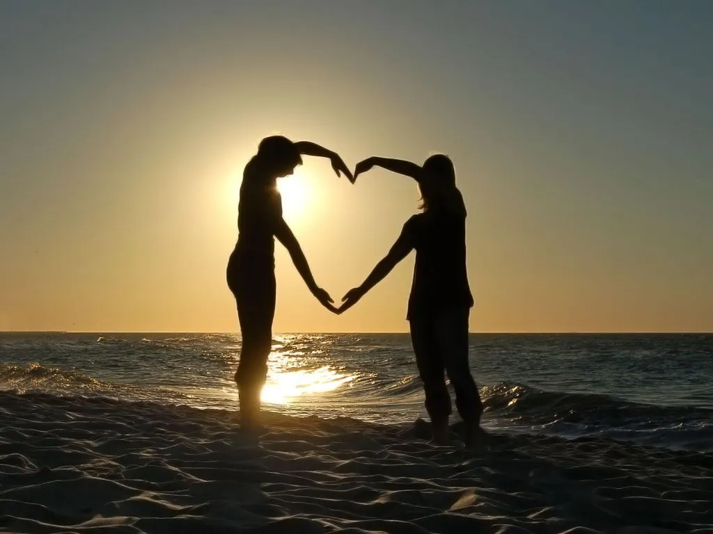 Amor de pareja formando un corazón al atardecer | Banco de Imagenes Amor de pareja formando un corazón al atardecer | Banco de Imagenes