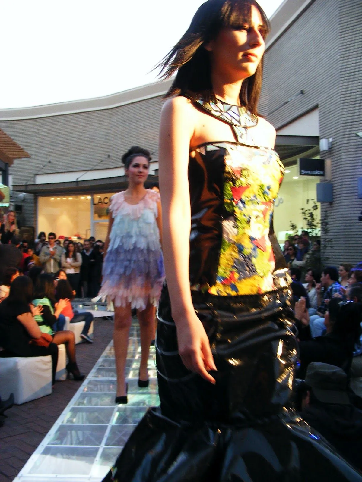 AMORIOS DE LA MODA: DESFILE DE VESTIDOS RECICLADOS AMORIOS DE LA MODA: DESFILE DE VESTIDOS RECICLADOS
