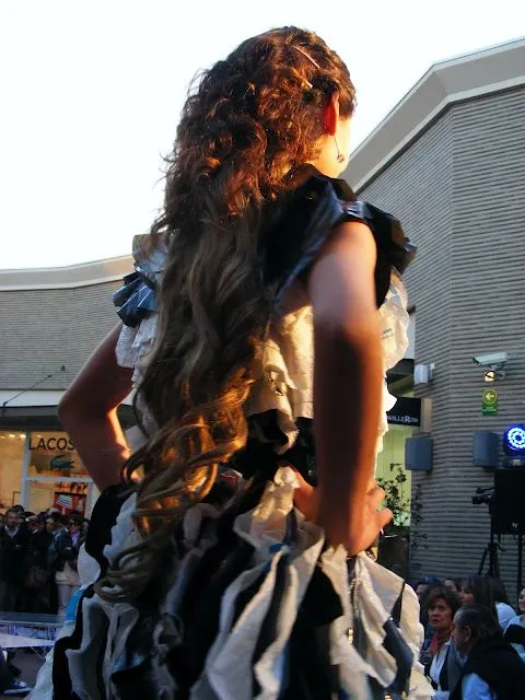 AMORIOS DE LA MODA: DESFILE DE VESTIDOS RECICLADOS AMORIOS DE LA MODA: DESFILE DE VESTIDOS RECICLADOS