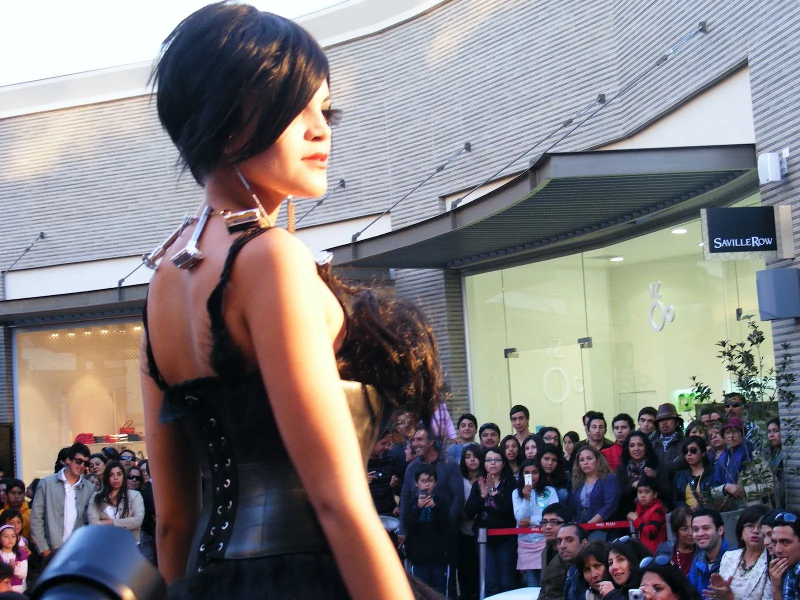 AMORIOS DE LA MODA: DESFILE DE VESTIDOS RECICLADOS