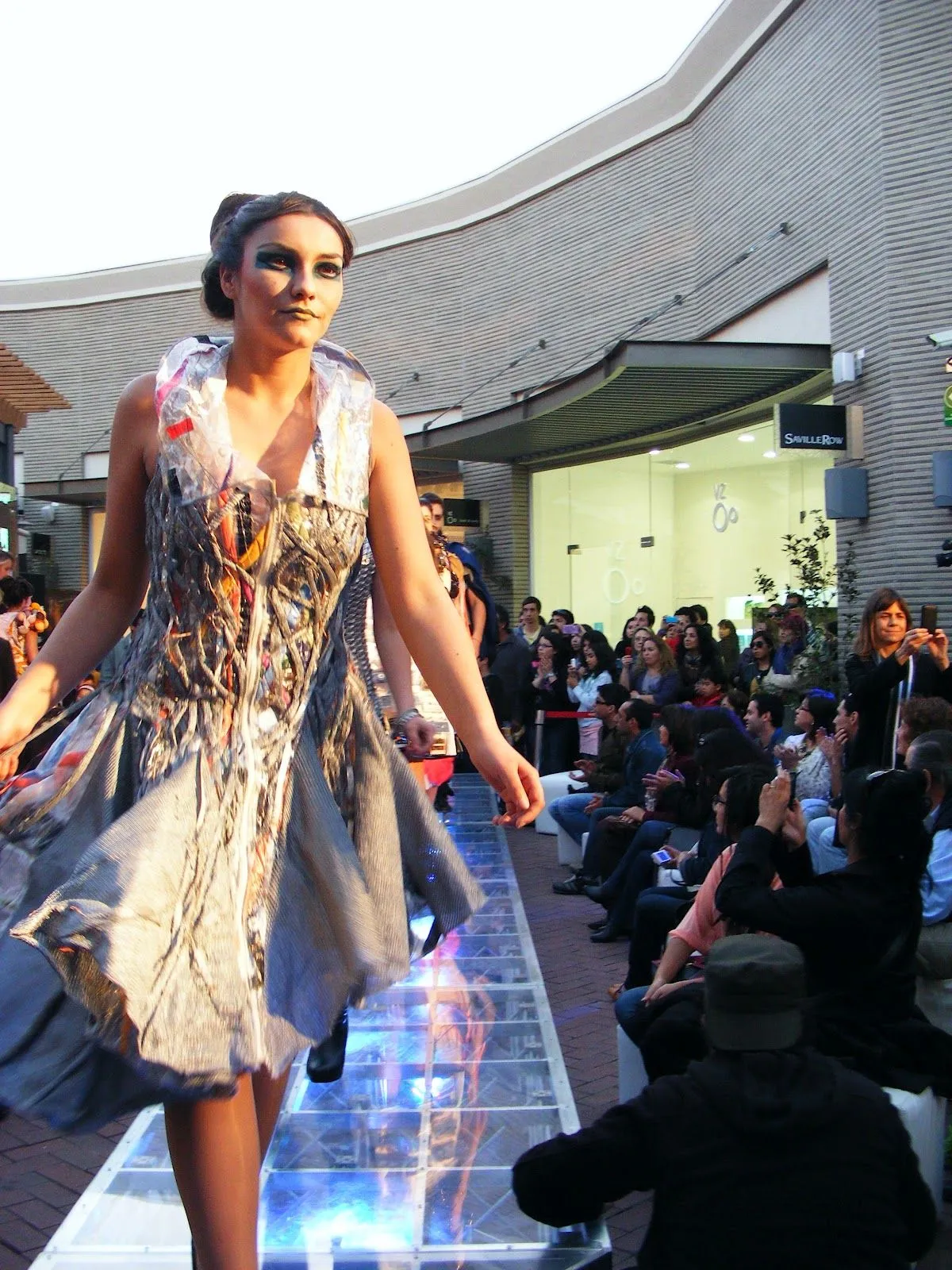 AMORIOS DE LA MODA: DESFILE DE VESTIDOS RECICLADOS AMORIOS DE LA MODA: DESFILE DE VESTIDOS RECICLADOS
