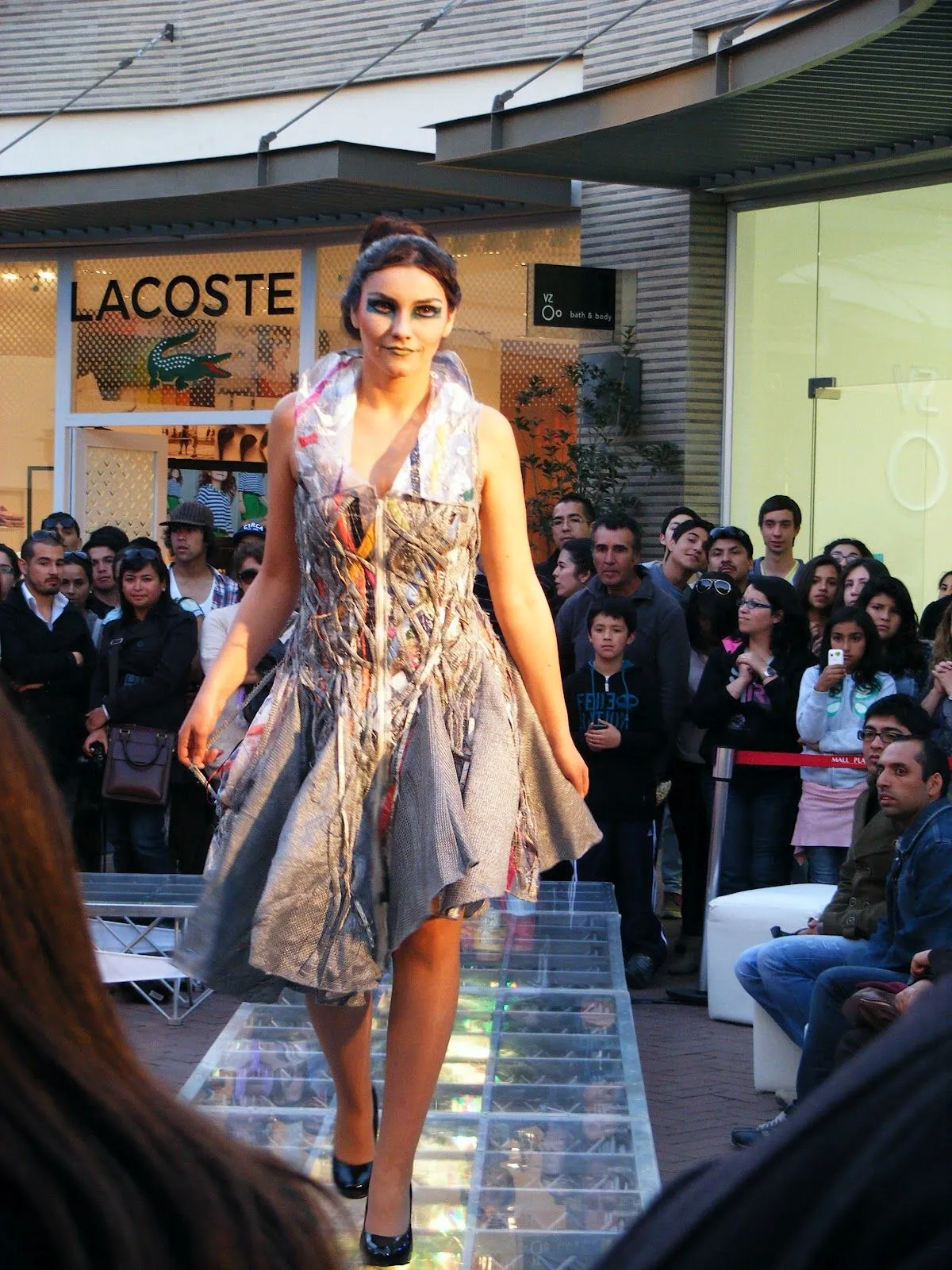AMORIOS DE LA MODA: DESFILE DE VESTIDOS RECICLADOS AMORIOS DE LA MODA: DESFILE DE VESTIDOS RECICLADOS
