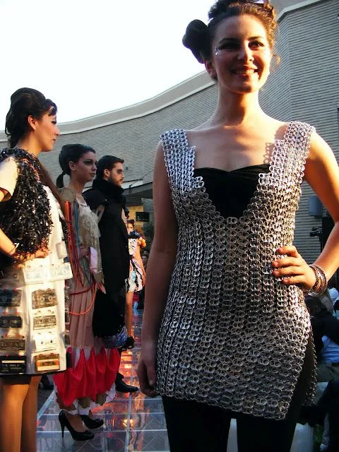 AMORIOS DE LA MODA: DESFILE DE VESTIDOS RECICLADOS