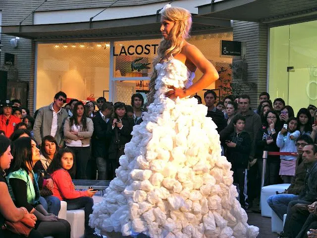 AMORIOS DE LA MODA: DESFILE DE VESTIDOS RECICLADOS