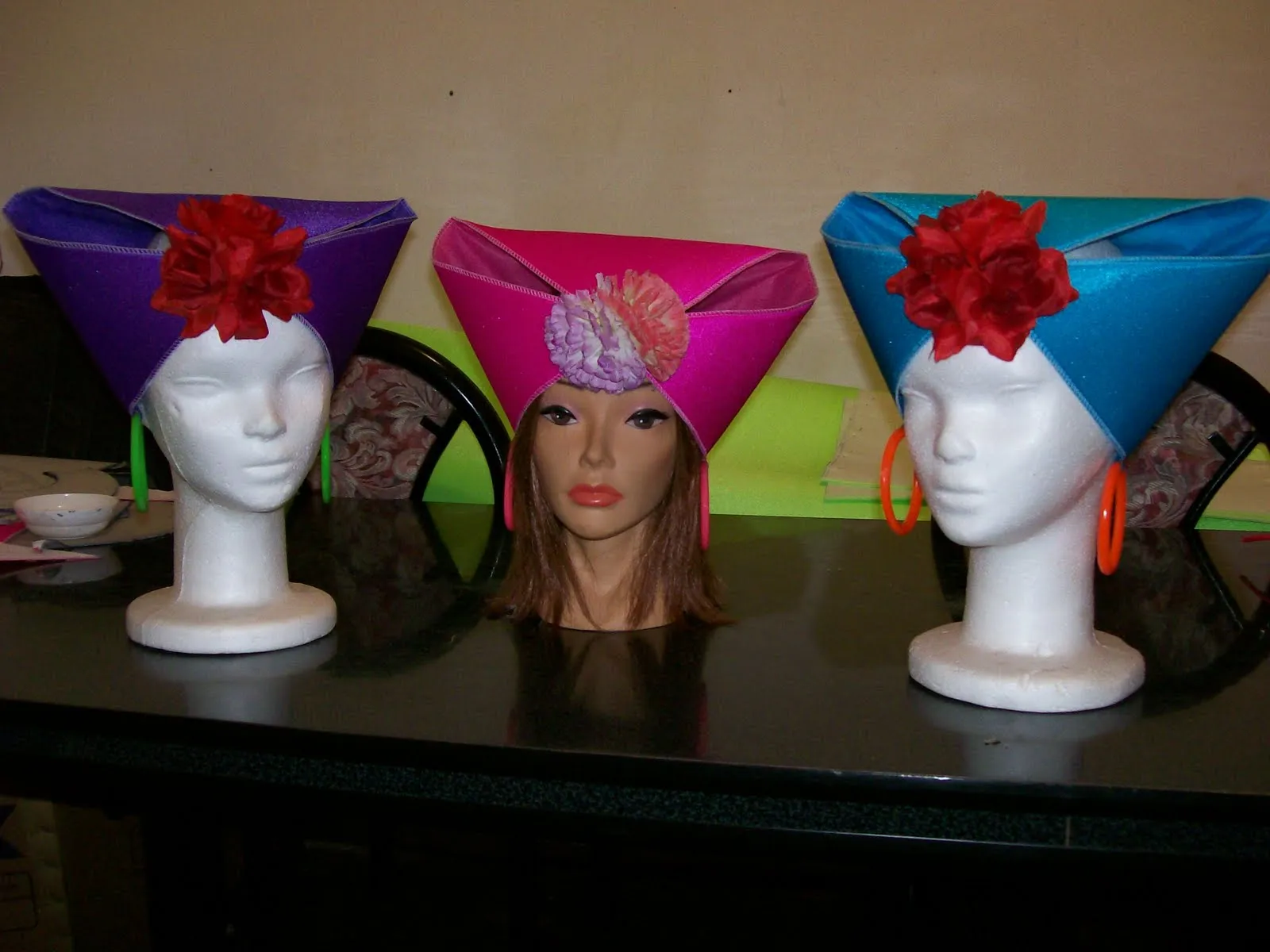C & J Cotillón: Gorros fluo