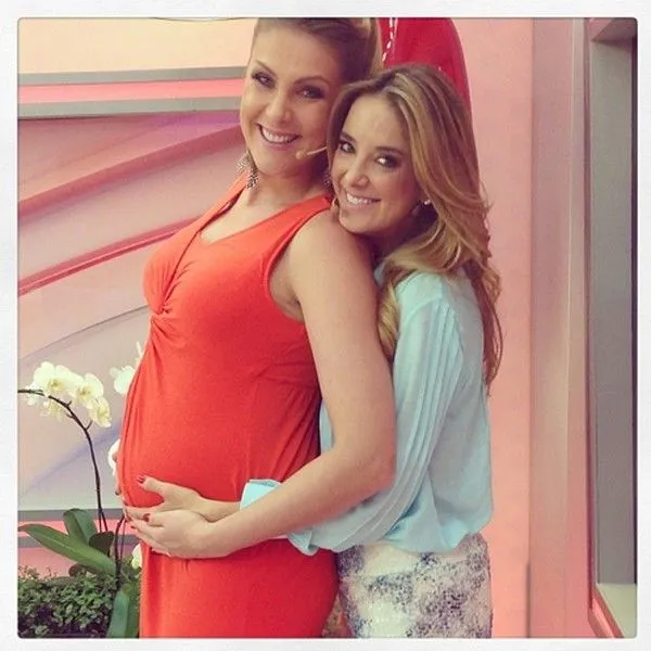 Ana Hickmann mostra a barriga de 5 meses ao lado da amiga Ticiane ... Ana Hickmann mostra a barriga de 5 meses ao lado da amiga Ticiane ...