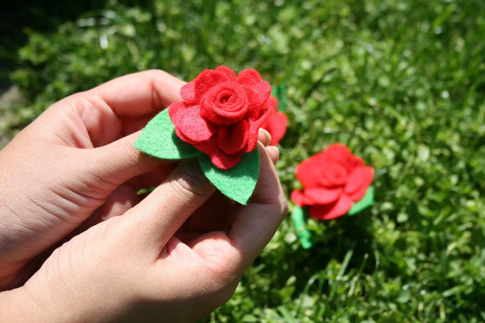Andie: Especial Sant Jordi ! Broches de rosas hechos con fieltro ! Andie: Especial Sant Jordi ! Broches de rosas hechos con fieltro !