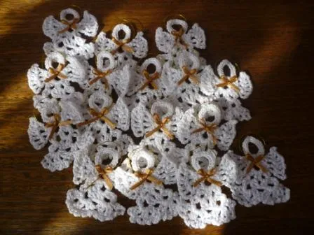 Angelitos tejidos a crochet para recuerdo de bautizo - Imagui