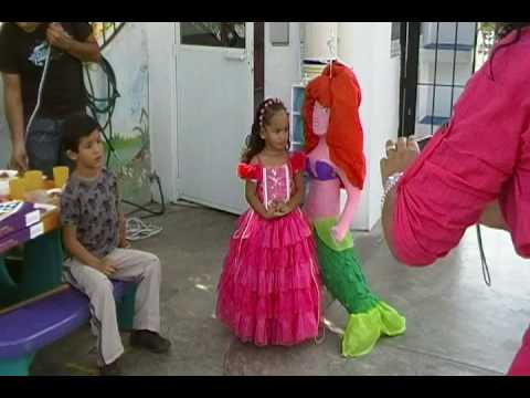 ANGELLY CON SU PIÑATA DE LA SIRENITA - YouTube ANGELLY CON SU PIÑATA DE LA SIRENITA - YouTube