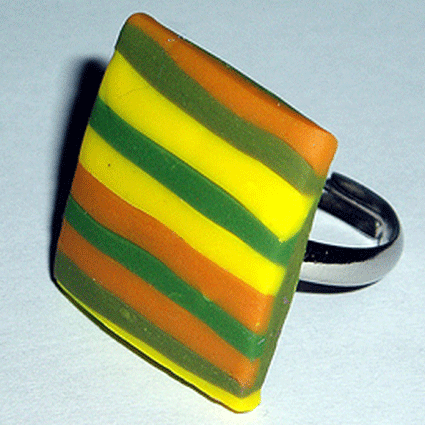 Anillo de fimo a rayas de colores