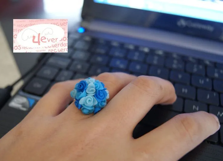Anillo de flores azules en pasta flexible | BISUTERIA | Pinterest ...