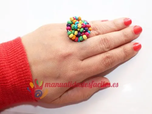 Como hacer un anillo con hilo mágico y abalorios | Manualidades ...