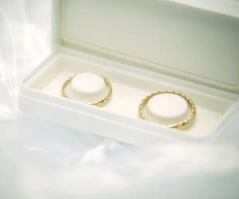Anillos de boda, una tarjeta virtual de aniversario para padres