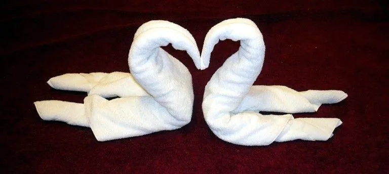 Mis artesanías y más......: Doblar toallas en forma de cisne Mis artesanías y más......: Doblar toallas en forma de cisne