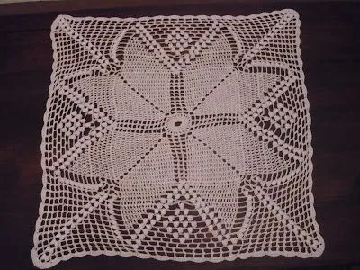 ANNA Y SU MUNDO I": "CARPETA CUADRADA CON ROMBOS TEJIDA A CROCHET" ANNA Y SU MUNDO I": "CARPETA CUADRADA CON ROMBOS TEJIDA A CROCHET"