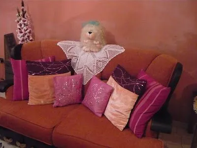 ANNA Y SU MUNDO I": "CARPETA CUADRADA CON ROMBOS TEJIDA A CROCHET"