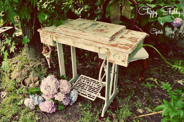 Antiguo mueble de máquina de coser pintado y decapado | Diseños de ...