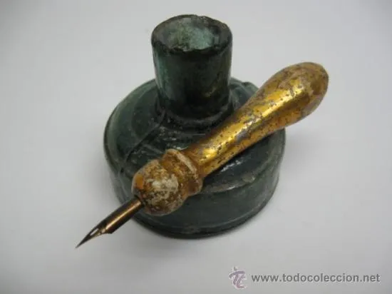 ANTIGUO TINTERO EN VIDRIO PRENSADO COLOR VERDE CON HUECO SOPORTE PLUMA ... ANTIGUO TINTERO EN VIDRIO PRENSADO COLOR VERDE CON HUECO SOPORTE PLUMA ...