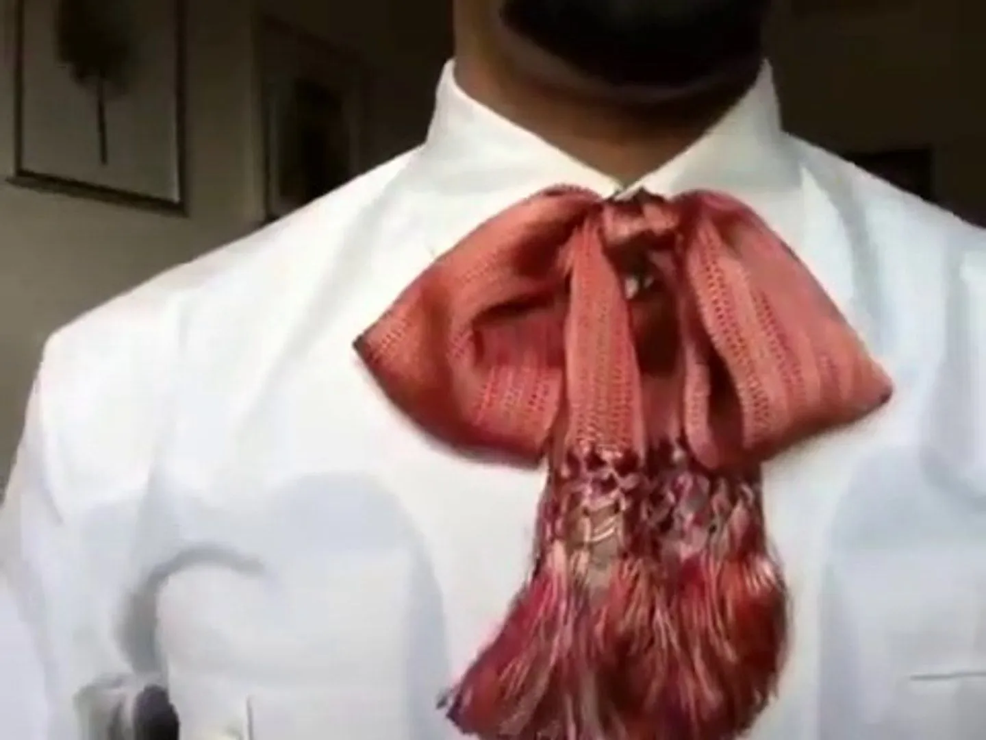 Cómo se anuda una corbata charra para hacer el nudo de mariposa o moño - Vídeo Dailymotion Cómo se anuda una corbata charra para hacer el nudo de mariposa o moño - Vídeo Dailymotion