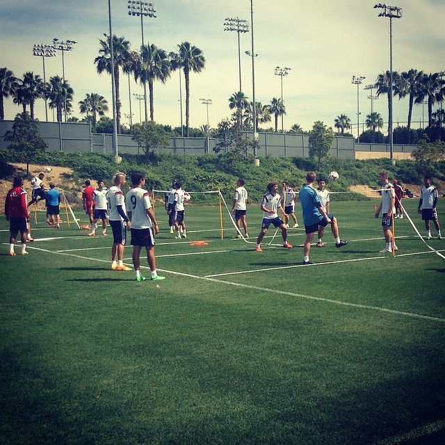 Anyone wanna play soccer tennis? Happy Wednesday! Alguien quiere ...