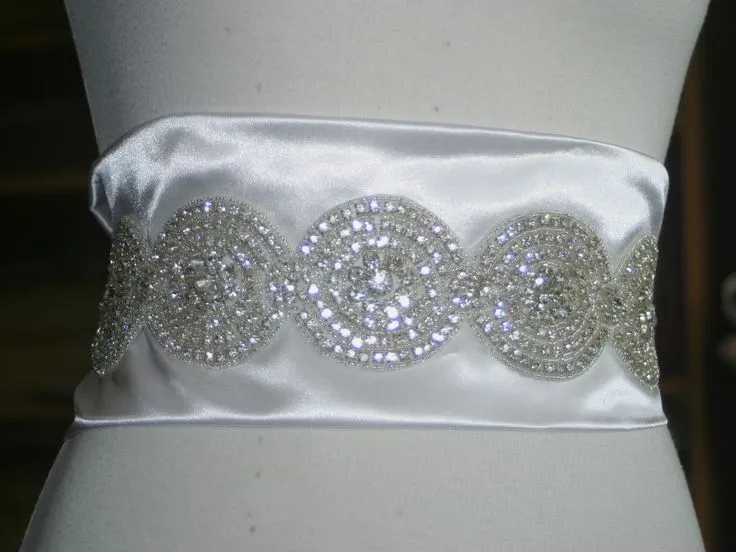 Aplicación bordada en pedrería a mano para vestidos o cinturones ... Aplicación bordada en pedrería a mano para vestidos o cinturones ...
