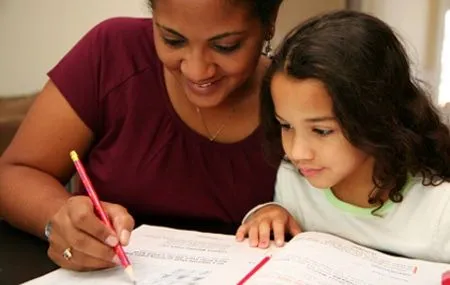 Cómo apoyar a tu hijo con las tareas del colegio | Cositas Femeninas Cómo apoyar a tu hijo con las tareas del colegio | Cositas Femeninas