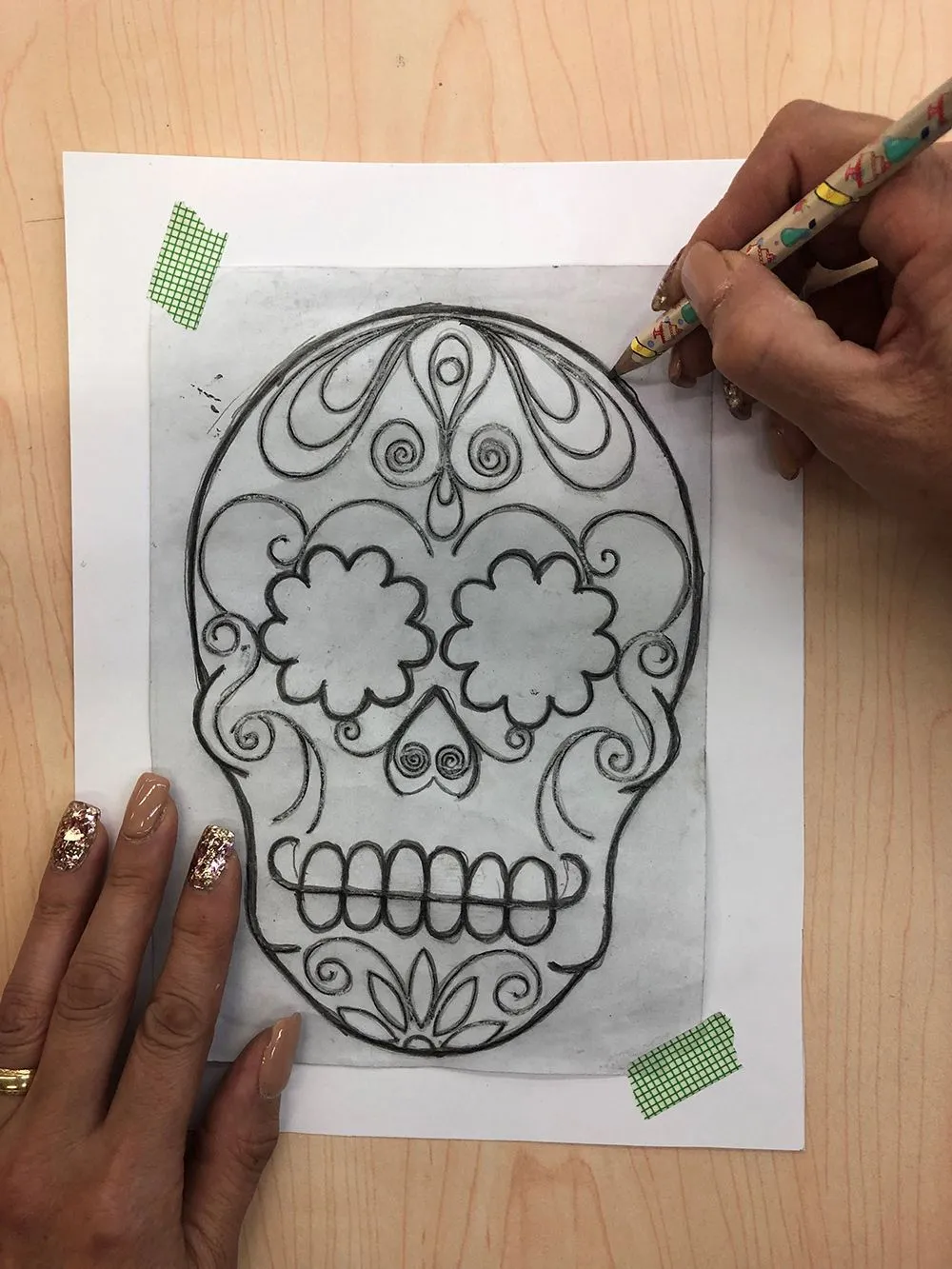 Aprende a crear coloridas calaveras de filigrana para el Día de Muertos con esta fácil guía. Descarga el molde, elige tus colores y sigue los pasos. ¡Una manualidad perfecta para hacer en Aprende a crear coloridas calaveras de filigrana para el Día de Muertos con esta fácil guía. Descarga el molde, elige tus colores y sigue los pasos. ¡Una manualidad perfecta para hacer en