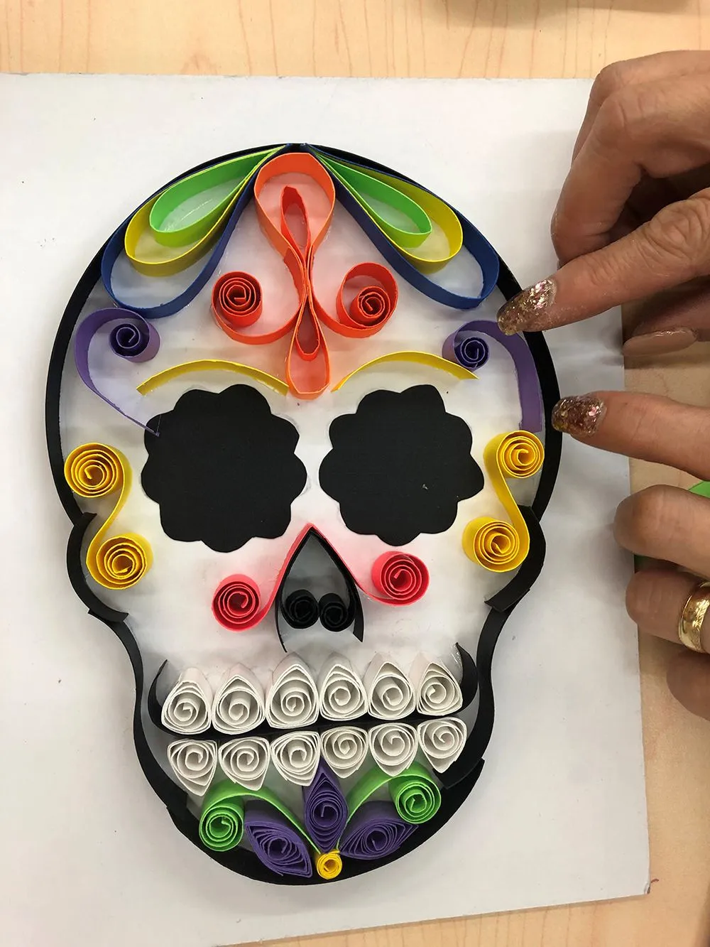 Aprende a crear coloridas calaveras de filigrana para el Día de Muertos con esta fácil guía. Descarga el molde, elige tus colores y sigue los pasos. ¡Una manualidad perfecta para hacer en Aprende a crear coloridas calaveras de filigrana para el Día de Muertos con esta fácil guía. Descarga el molde, elige tus colores y sigue los pasos. ¡Una manualidad perfecta para hacer en