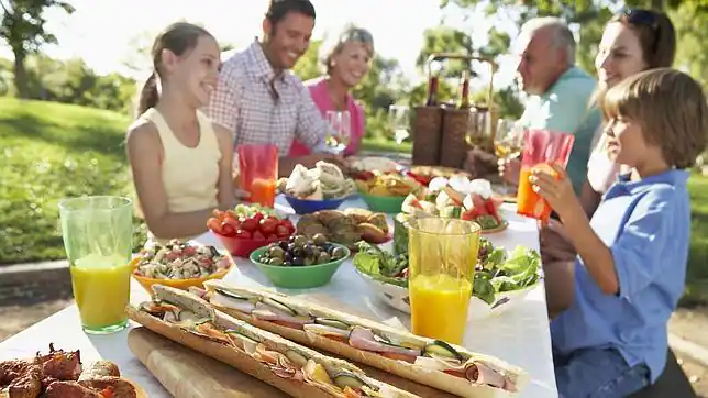 Qué pueden aprender este verano los niños comiendo en familia - ABC.es