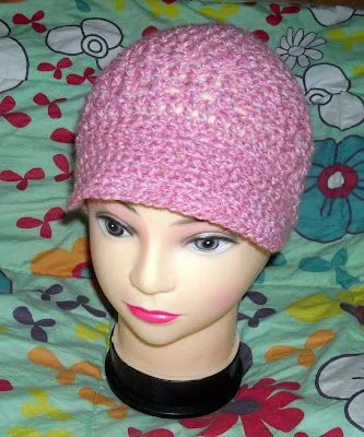 Gorro tejido a crochet con pequeña visera para niña