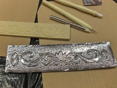 Aprendiz: día 1 curso manualidades: repujado con aluminio, parte I Aprendiz: día 1 curso manualidades: repujado con aluminio, parte I