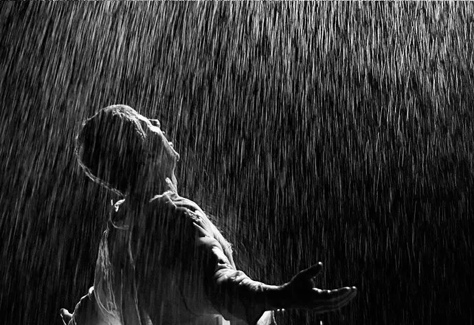 Aquí, bajo la lluvia | No tan distintos