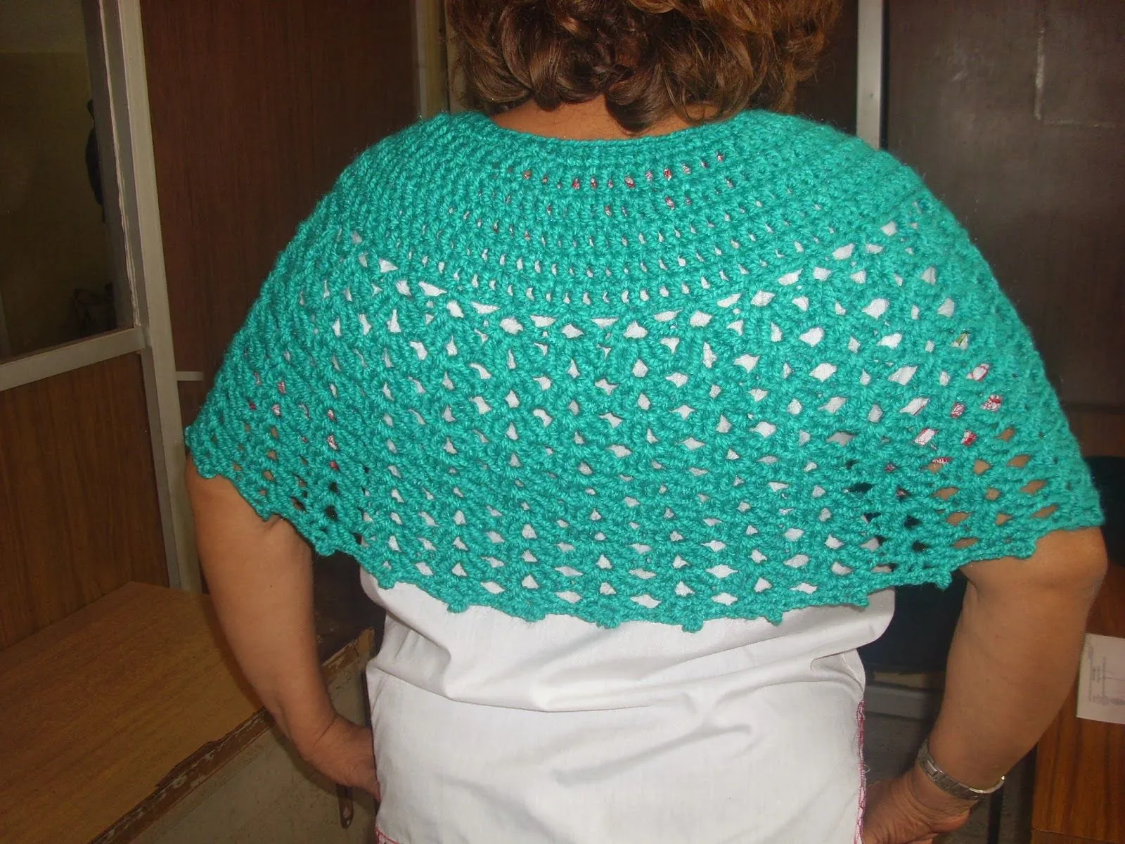Arañito tejedor: Capa azul menta en crochet