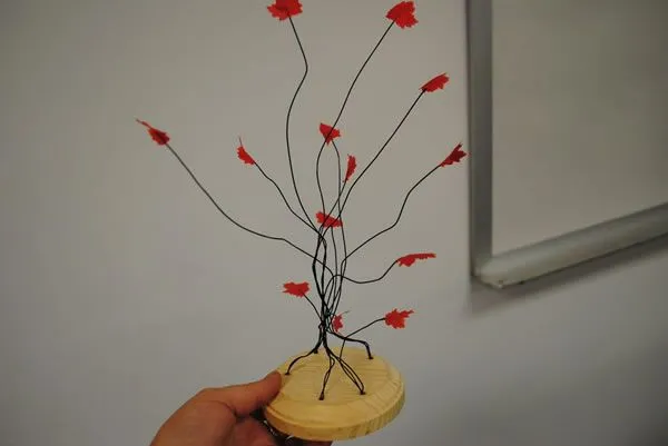 Árbol con alambre y hojitas de papel - Guía de MANUALIDADES Árbol con alambre y hojitas de papel - Guía de MANUALIDADES