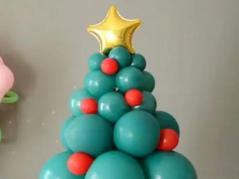Cómo hacer un árbol de Navidad con globos - YouTube Cómo hacer un árbol de Navidad con globos - YouTube