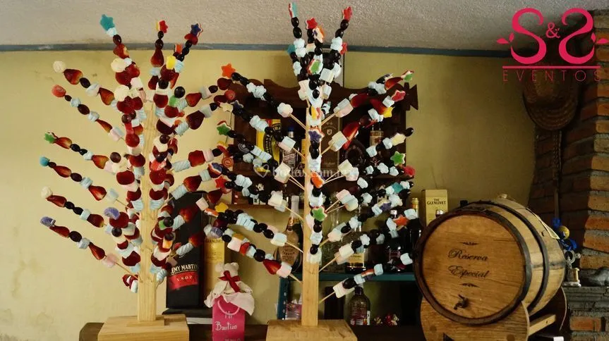 Arbolitos de brochetas de Fuentes de Chocolate y Chamoy | Fotos