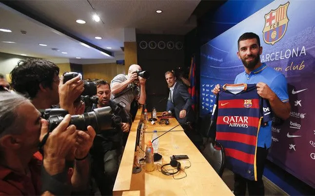 arda-turan-posa-con-nueva- ...