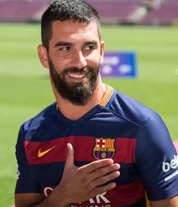 Ardhumo Turan besa el escudo del Barcelona. - Taringa! - For ... Ardhumo Turan besa el escudo del Barcelona. - Taringa! - For ...