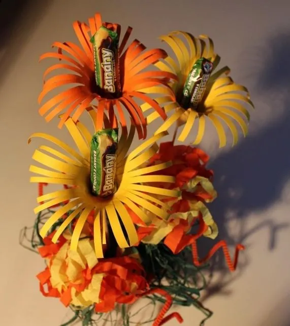 Como hacer un areglo floral de papel y dulces | Mimundomanual