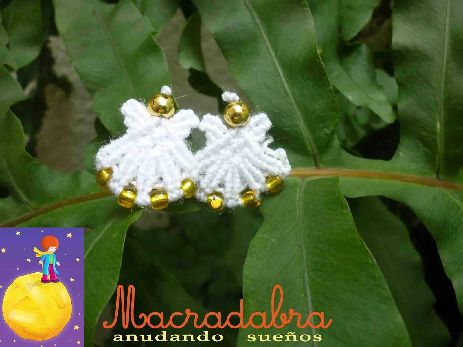 Aretes de angeles blancos elaborados en macrame Aretes de angeles blancos elaborados en macrame