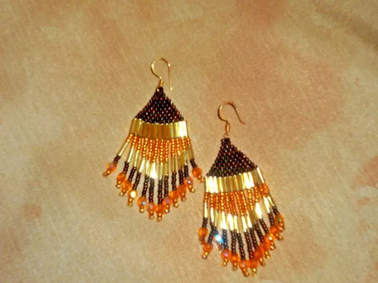 Aretes en chaquiras y canutillos. | Arte-sanal | Pinterest Aretes en chaquiras y canutillos. | Arte-sanal | Pinterest