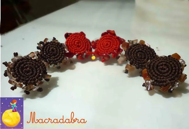 Aretes de circulitos en macrame con cordon encerado y piedras naturales Aretes de circulitos en macrame con cordon encerado y piedras naturales
