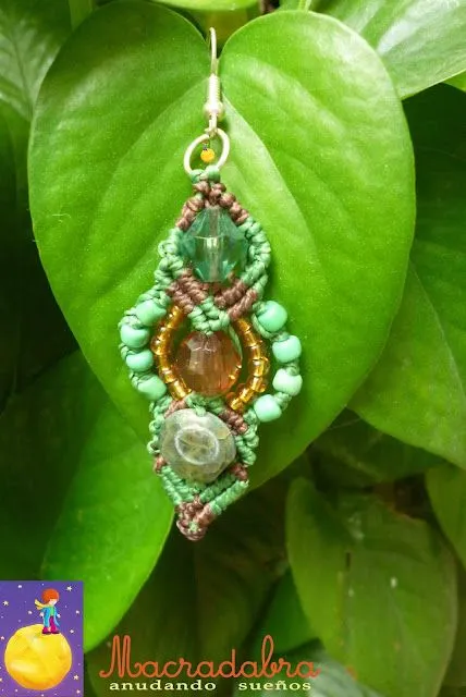 Aretes elaborados en macrame con cordon encerado y ágatas verdes Aretes elaborados en macrame con cordon encerado y ágatas verdes