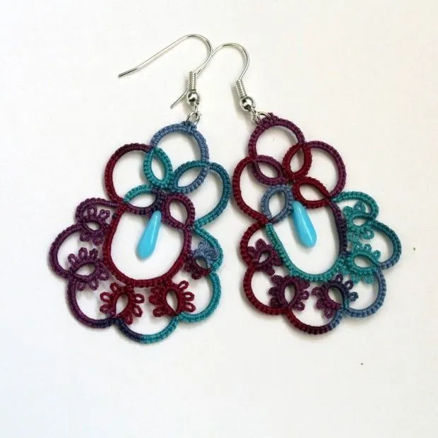 Aretes de frivolite, tonos azules, morados y vino. Earrings ... Aretes de frivolite, tonos azules, morados y vino. Earrings ...