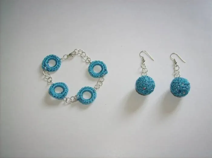 Aretes y Pulsera tejida a crochet Catherinne P. - Artelista. Aretes y Pulsera tejida a crochet Catherinne P. - Artelista.