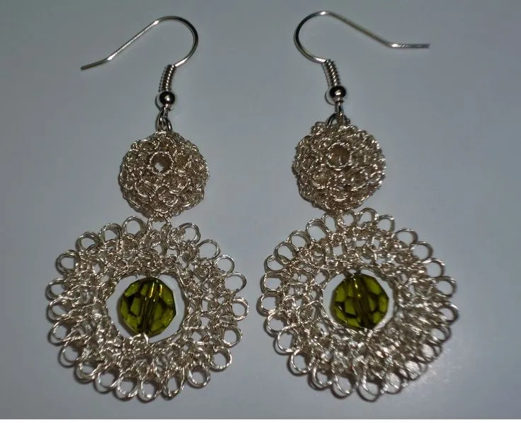 Aretes tejidos en punto peruano con cristales color verde, con ... Aretes tejidos en punto peruano con cristales color verde, con ...