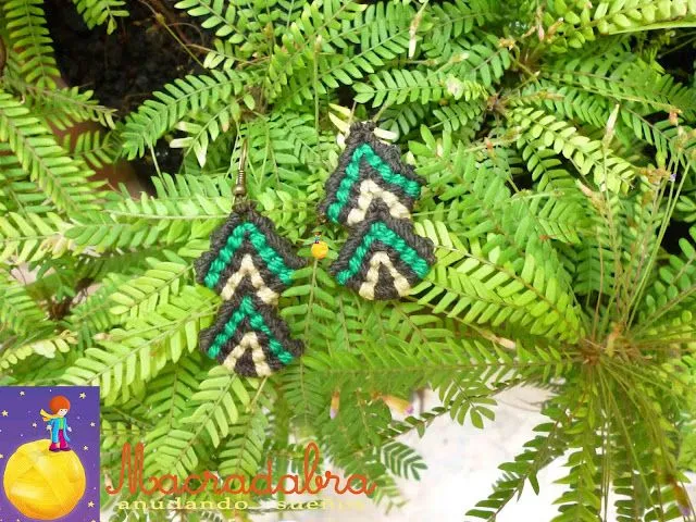Aretes de triángulos, elaborados en macrame con hilos guajiro en tonos selváticos cafes y verde Aretes de triángulos, elaborados en macrame con hilos guajiro en tonos selváticos cafes y verde