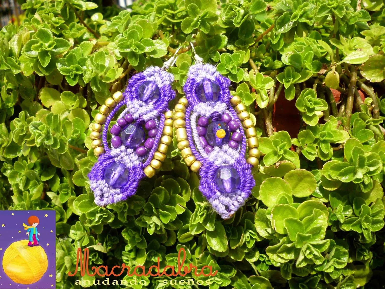 Aretes violetas elaborados en macrame con cuentas a tono y doradas Aretes violetas elaborados en macrame con cuentas a tono y doradas