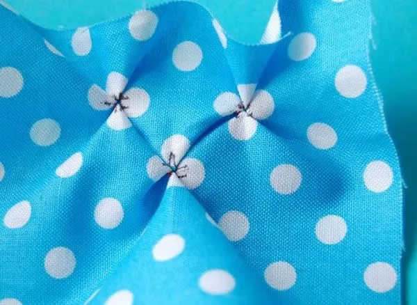 Arma flores en tu tela a lunares - Guía de MANUALIDADES Arma flores en tu tela a lunares - Guía de MANUALIDADES