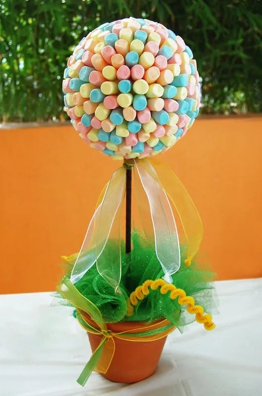 Topiario con bombones (Marshmallows) de colores, con una altura ... Topiario con bombones (Marshmallows) de colores, con una altura ...
